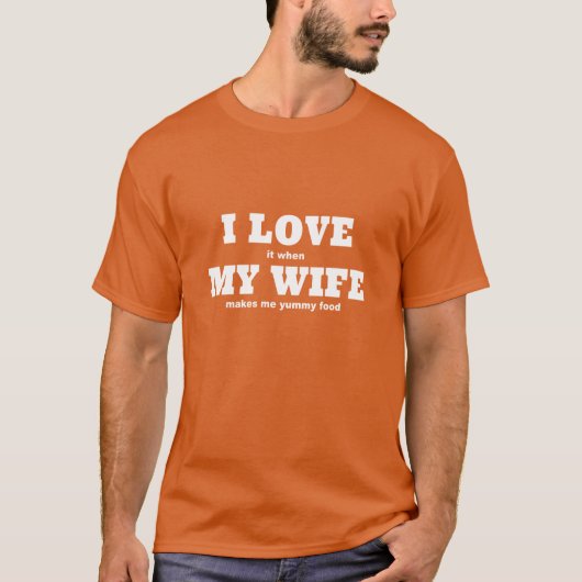 私は妻のユーモアが大好きだ Tシャツ (正面)