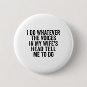 私は妻の頭の中の声が何でも言うことをする 缶バッジ (正面)