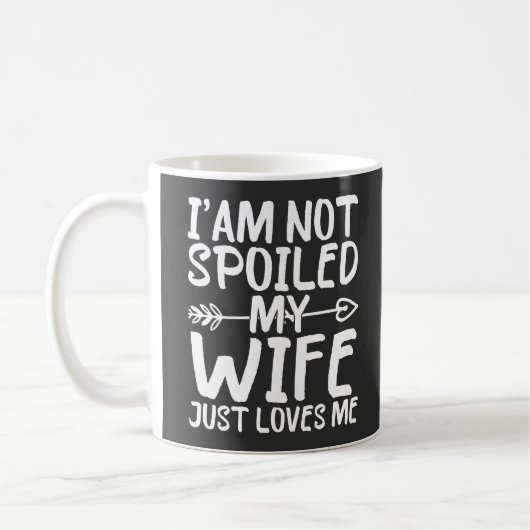 私は妻を愛しているだけで私の妻を甘やかしてはいなおもしろいい コーヒーマグカップ (左)