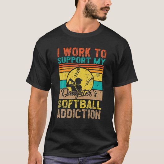 私は娘のソフトボール中毒を治すために働く Tシャツ (正面)