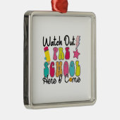 私は学校の前を見てく来れ メタルオーナメント (右)