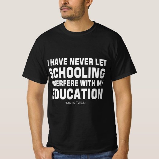 私は学校を教育の妨げにしたことは決してない。 Tシャツ (正面)