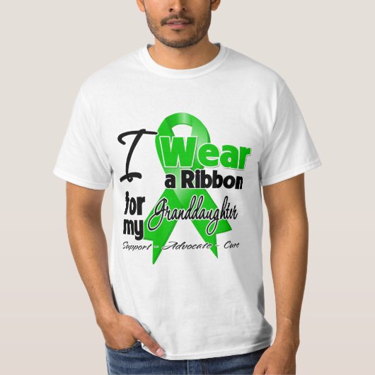 私は孫の衣服にグリーンリボンをリボンで飾る Tシャツ (正面)