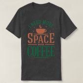 私は宇宙とコーヒーのバージョンカラフルが必要である Tシャツ (デザイン正面)