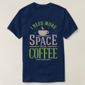 私は宇宙とコーヒーのバージョンカラフルが必要である Tシャツ (デザイン正面)