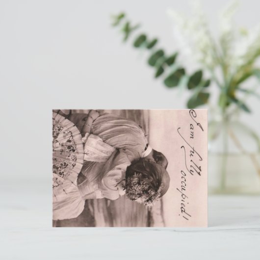 「私は完全に占領されている！」ロマンチックなヴィンテージキス おもしろい ポストカード (スタンド正面)