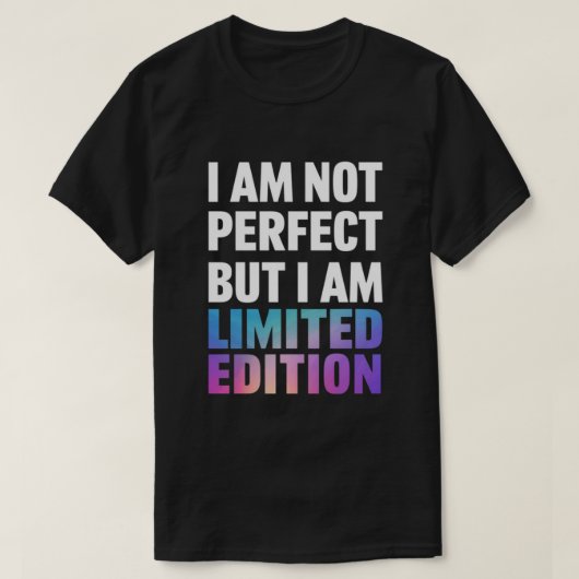 「私は完璧ではないが限定版だ」引用文 Tシャツ (デザイン正面)