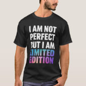 「私は完璧ではないが限定版だ」引用文 Tシャツ (正面)