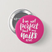 私は完璧ではないが、私の爪、 ネイルは 缶バッジ (正面&裏面)