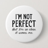 私は完璧ではないが、私は非常に近いので怖い 缶バッジ (正面)
