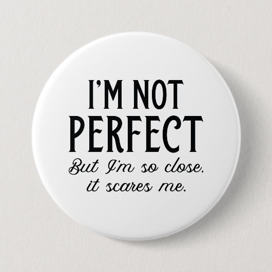 私は完璧ではないが、私は非常に近いので怖い 缶バッジ (正面)