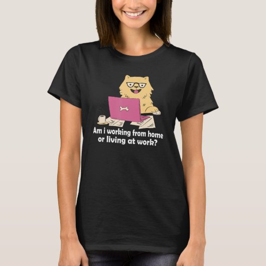 私は家で働いているか、仕事中の犬の仕事に住んでいる Tシャツ (正面)
