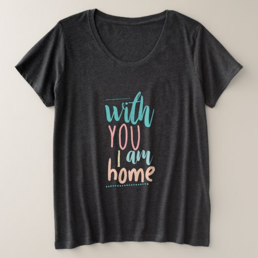 私は家にいるあなたとカップルのギフト プラスサイズTシャツ (デザイン正面)