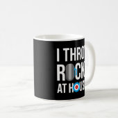 私は家に岩を投げるカーリング選手 コーヒーマグカップ (正面右)