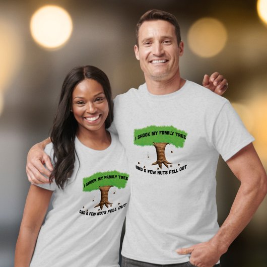 私は家族の木を振り、いくつかの木の実が落ちた Tシャツ