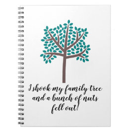 私は家族の木を振り、ナッツの束が落ちた ノートブック