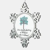 私は家族の歴史をたどって誰を責めるべきか知る スノーフレークピューターオーナメント (右)