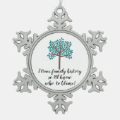 私は家族の歴史をたどって誰を責めるべきか知る スノーフレークピューターオーナメント (正面)