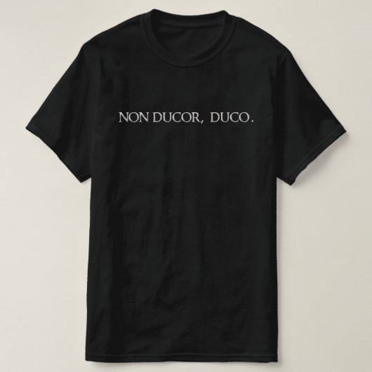 私は導かれるのではない、導く者だ。 Tシャツ (デザイン正面)