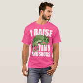 私は小さな恐竜のカメレオンを育おもしろいてる Tシャツ (正面フル)