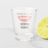 私は少し飲む問題を抱えているヴァンパイア・ファング ショットグラス (裏面)