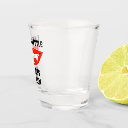 私は少し飲む問題を抱えているヴァンパイア・ファング ショットグラス (右)