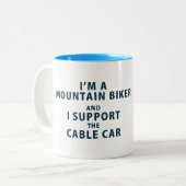 私は山のバイクもしくは自転車に乗る人のマグです ツートーンマグカップ (正面左)