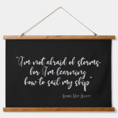 私は嵐を恐れていないリトル女性引用文 吊り下げ型タペストリー (正面)