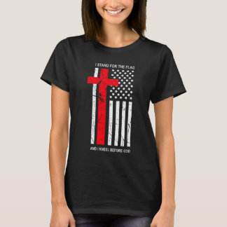 私は常に国旗のために立ち、神の前でひざまずく Tシャツ