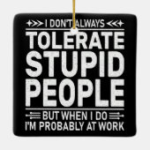 私は常に愚かな人々の引用文を容認しおもしろいない セラミックオーナメント (裏面)