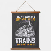 私は常に電車を見ストップてああ待ちYes 吊り下げ型タペストリー (正面)