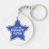 私は平等な投票者だ！LGBTQ+レインボースター キーホルダー (裏面)