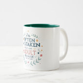 私は年のせいで大人と間違えられることが多い ツートーンマグカップ (正面右)