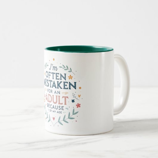 私は年のせいで大人と間違えられることが多い ツートーンマグカップ (正面右)