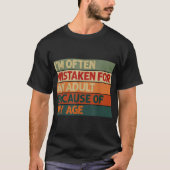 私は年のせいで大人と間違えられることが多い Tシャツ (正面)