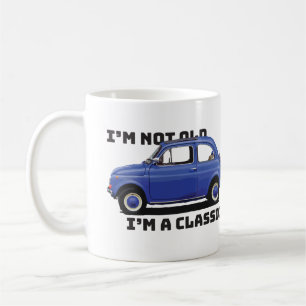 私は年をとっていない私はダークブルーのクラシック車だ コーヒーマグカップ