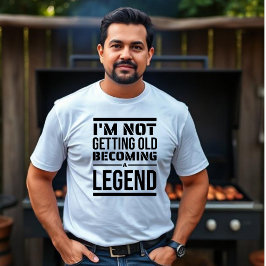 私は年をとらず、伝説になっていユニセックスる Tシャツ