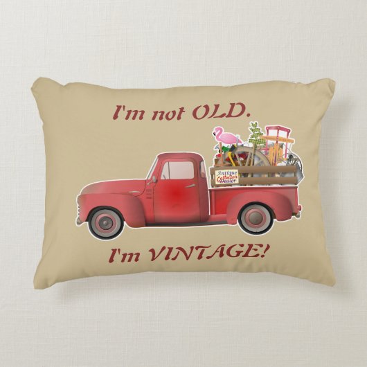 私は年を取っていない。ヴィンテージだ！小さな赤トラック アクセントクッション (正面)