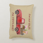 私は年を取っていない。ヴィンテージだ！小さな赤トラック アクセントクッション (裏面(縦))