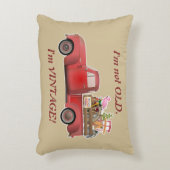 私は年を取っていない。ヴィンテージだ！小さな赤トラック アクセントクッション (正面(垂直))