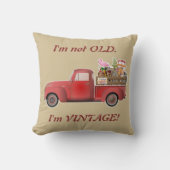 私は年を取っていない。ヴィンテージだ！小さな赤トラック クッション (正面)