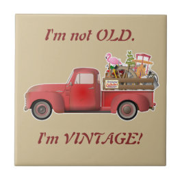 私は年を取っていない。ヴィンテージだ！小さな赤トラック タイル