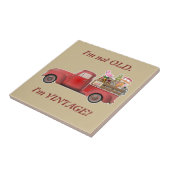 私は年を取っていない。ヴィンテージだ！小さな赤トラック タイル (側面)