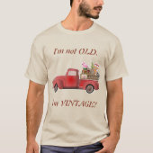 私は年を取っていない。ヴィンテージだ！小さな赤トラック Tシャツ (正面)