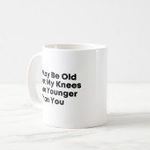 私は年を取っているかもしれないが、あなたの膝より私の膝が若い コーヒーマグカップ (正面左)