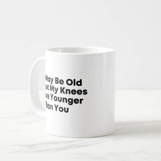 私は年を取っているかもしれないが、あなたの膝より私の膝が若い コーヒーマグカップ (正面左)