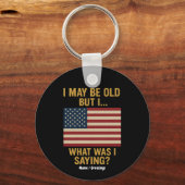 私は年を取っているかもしれないが…待って、私は何だったことわざ おもしろい キーホルダー (正面)