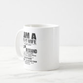 私は幸運な妻で夫のシャツを熱狂する持っている コーヒーマグカップ (正面左)