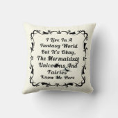 私は幻想の世界に住んでいます クッション (裏面)