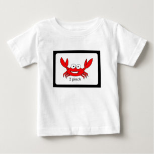 私は幼児のワイシャツをつまみます ベビーTシャツ
